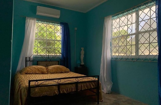 Jude Apartments - 3-bedroom apartment with AC in Soufrière
