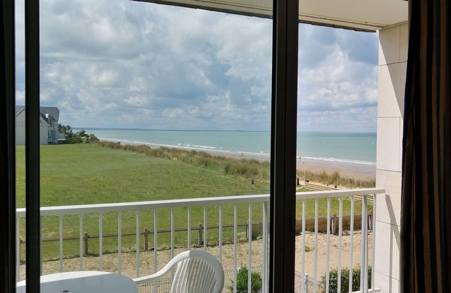 Jullouville 2 steps from the beach apartment facing south view with sea