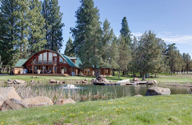 Jumping Juniper Ranch sleeps 12, private pool, sauna, disc golf, mountain views