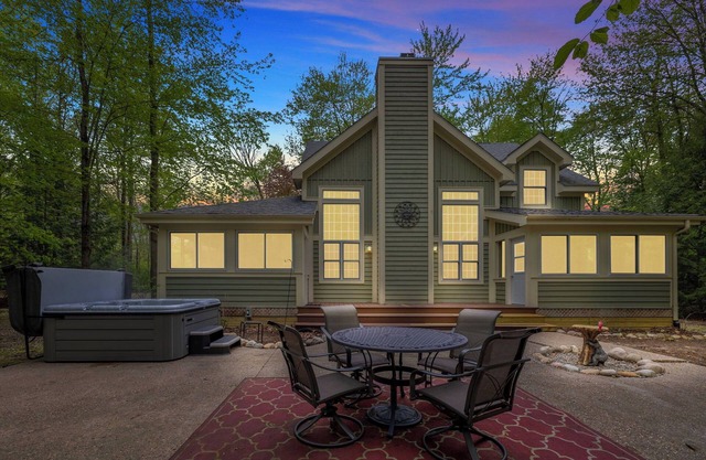 Juniper Presents: Harbor Ctry-Gorgeous Cape Cod Home-1.7 wooded acres w/hot tub