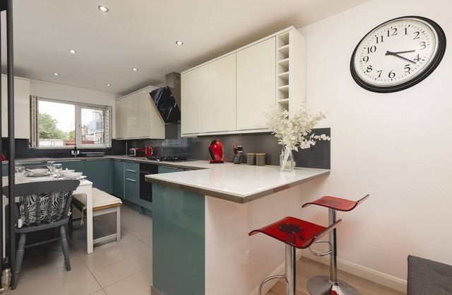 'Just 20 mins from Buckingham Palace + Free Parking Space! "