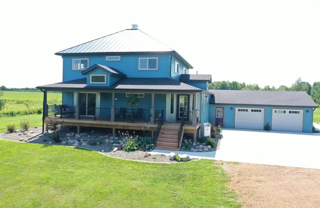 Just 5 minutes from Rib moutain, charming Farmhouse style home