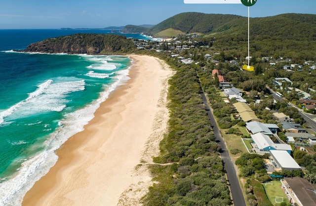 Just Beachy - freshly renovated apartment minutes walk from the beach!