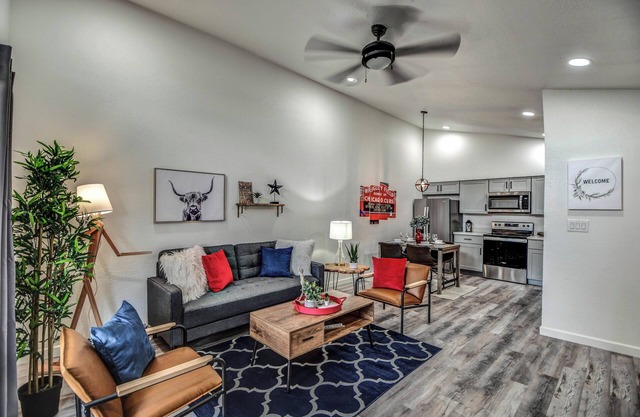☺ Just Remodeled ☺ Sparkling Townhouse with Patio!