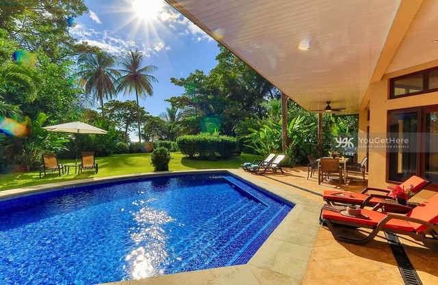 Just Steps from a Gorgeous Beach, 3 Bdrm, 3 Baths, Lovely Pool, Fast Wifi