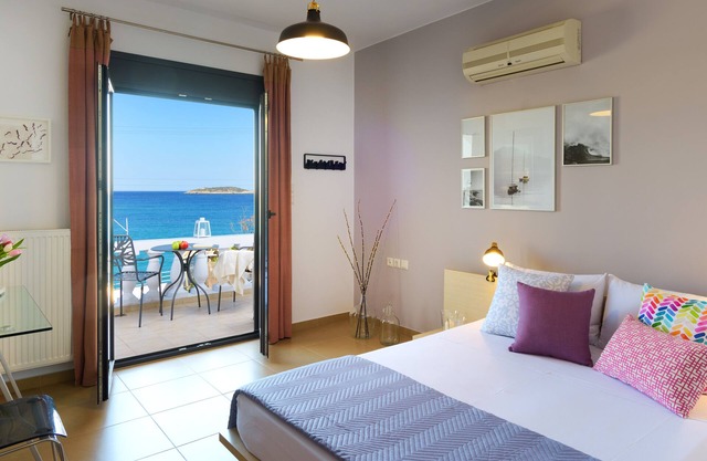 Just the two of us! A studio with unique sea view