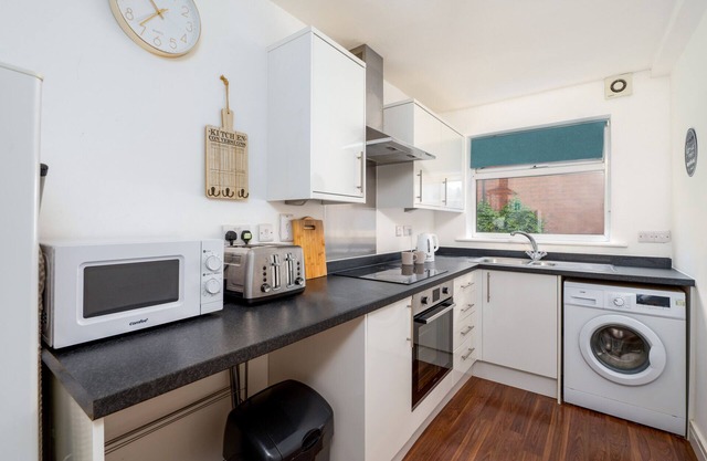 K Suites - Cozy 2 bed Apt w/free parking