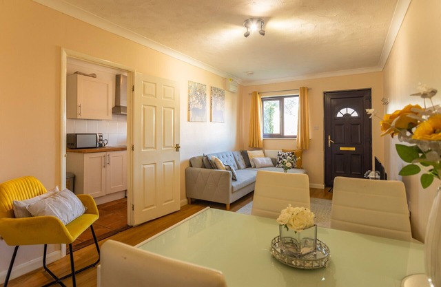 K Suites - Lovely 2-bed House w/free parking