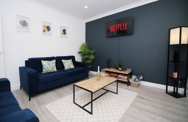 K Suites - Stylish 3 Bedroom House w/free Wi-Fi
