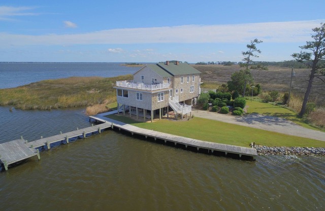 K9999 Sawyers Lodge. Historic Home on the Sound, Pool, Boat Launch, Kayaks!
