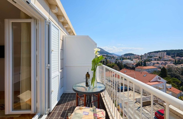 KABLAR'S SUNNY SUITES 1BR APT with balcony and sea view