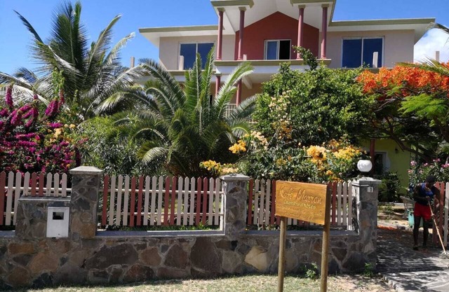 Kafé Marron: Guesthouse, 100m from beach. 4 rooms for rent, half-board option