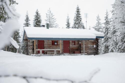 Kaira 27, kahden makuuhuoneen kelomökki Syötteellä, valaistun ladun vieressä