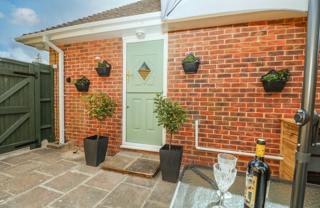 KARIBU, romantic, with a garden in High Salvington