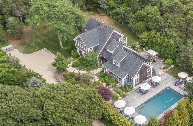 Katama Luxury - 5+ BR home w/Heated Pool near the Field Club