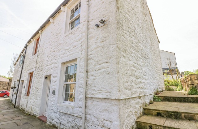 KATIE'S COTTAGE, romantic, character holiday cottage in Skipton