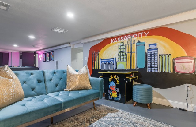 KC Fun House with Pool Table & Arcade Games - 7 min to PNL!