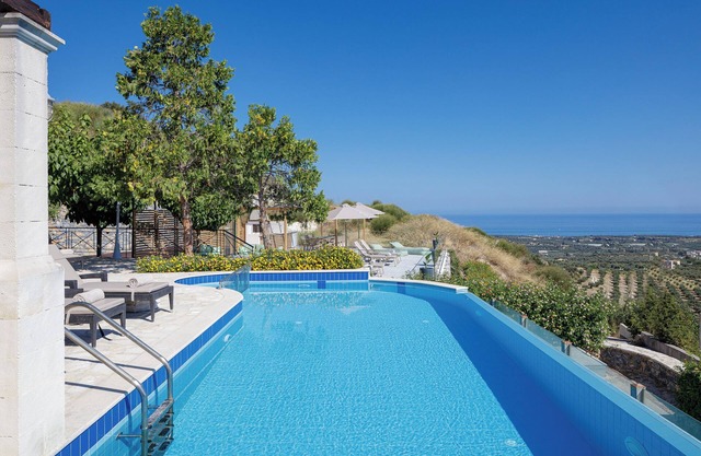 Keano Villa, with Pool & BBQ, Ping Pong, Playground