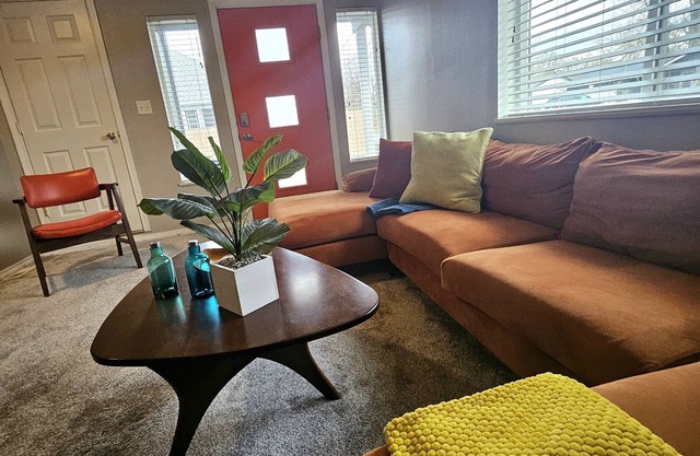 ~Keasington House, a Mid Century Gem in Hucrest. 2bdrm, 2bath