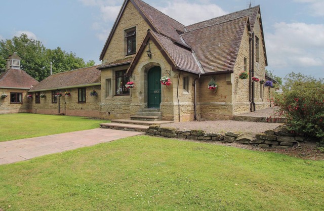 KEEPERS COTTAGE, family friendly, with a garden in Shobdon