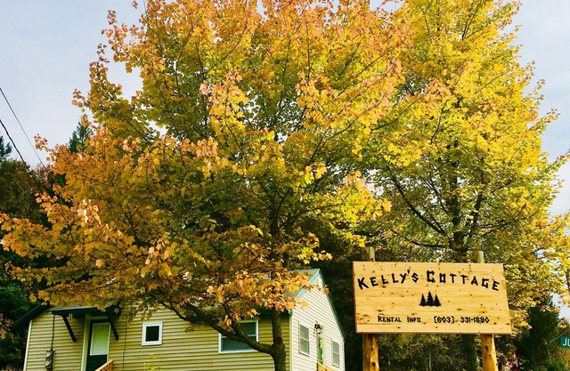 Kelly's Cottage ~ clean, cozy & cute cabin in Pittsburg, NH