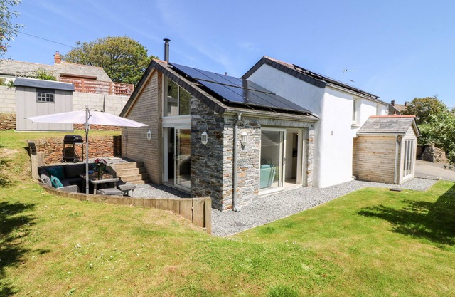 KELMSCOT, pet friendly, luxury holiday cottage in Trelights