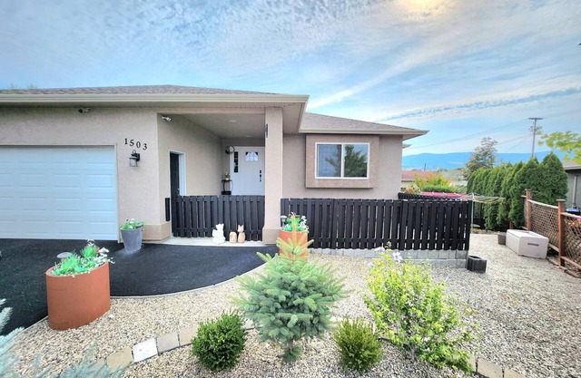 Kelowna full level luxury 31 minutes to big white ski lifts 16 minute to airport