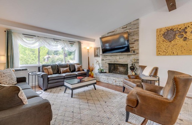 Kenmore Retreat with Shared Hot Tub - 1 Mi to Lake!