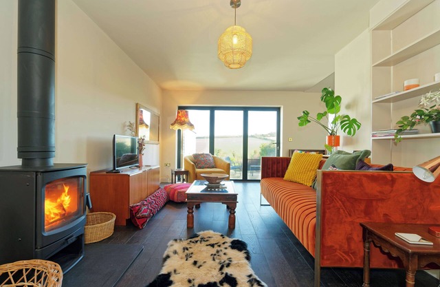 KENT DOWNS COTTAGE, pet friendly, with a garden in Chartham