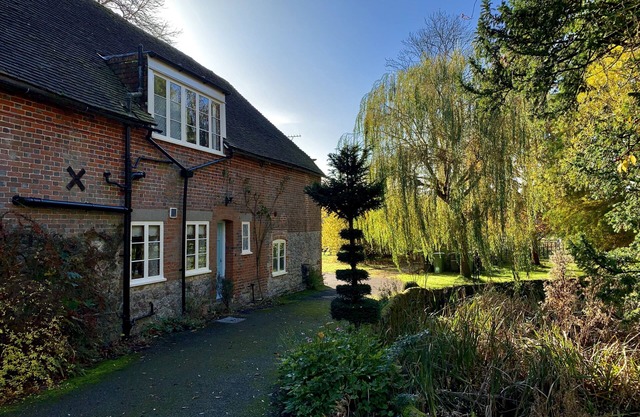 Kentish Oast, Cottage and Barn in stunning private grounds with swimming pool