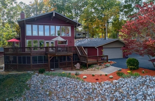 Kentucky Lake Chalet - Private Dock/Hot Tub