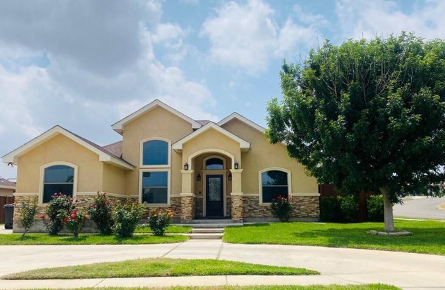 Kika’s House-Lovely 4 Bedroom Home, Entertainment Patio, newly furnished