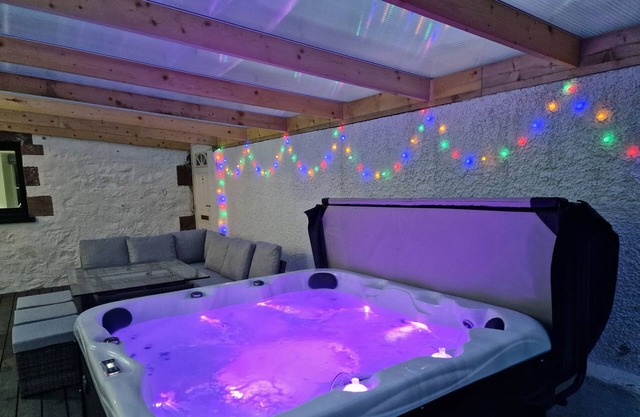 Kildonan House village centre sleep 8 with hot tub