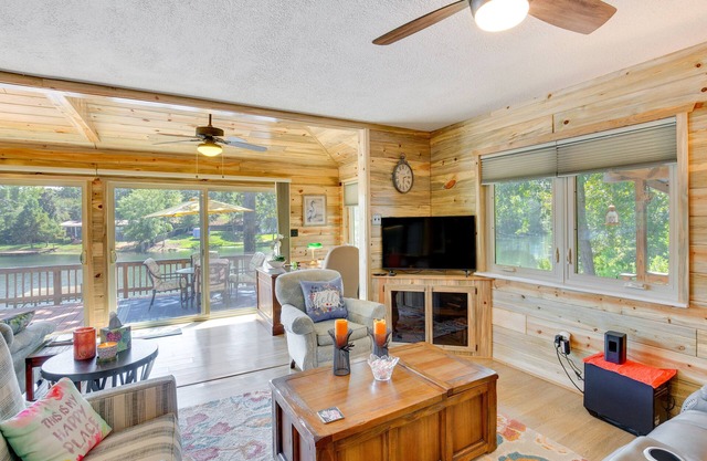 Kilgore Lakefront Home w/Private Dock & Pier!
