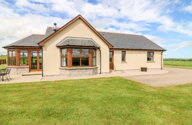 KILNARY COTTAGE, country holiday cottage, with open fire in Pitmedden