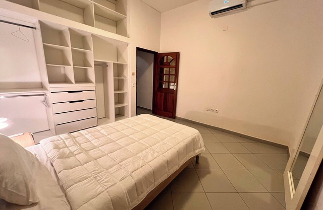 Kinaxixi Palace in Largo rehabilitated. Spacious apartment with balcony.