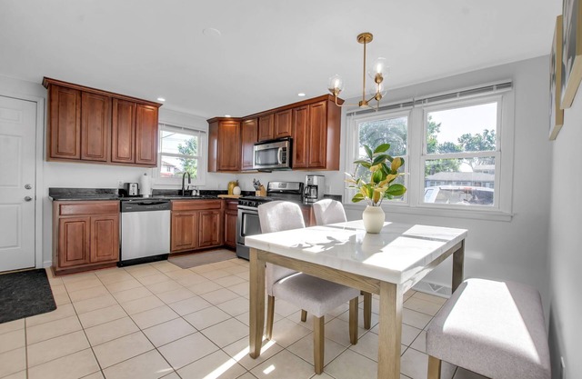 King Bed, Fresh & Clean. 3 Bed 1.5 Bath, Extended Stay.