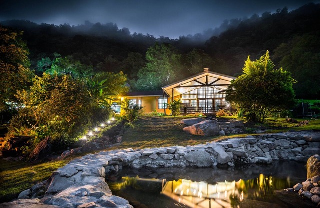 King bed & hot tub in cloud forest mountains