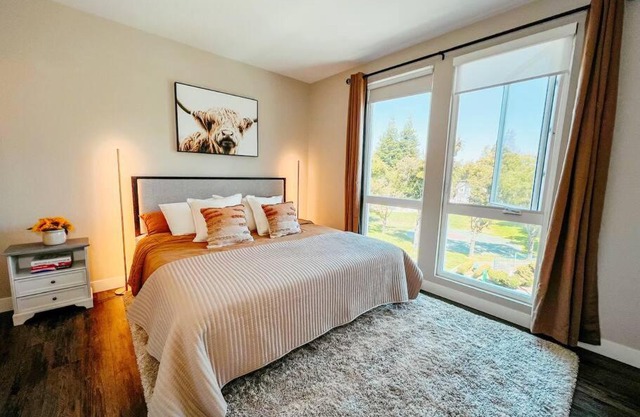 KING BED Modern 2 Bed 2 Bath Pool & Hot Tub