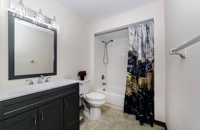 King bed Pet-Friendly Executive Home, Daytona Beach: Minutes to Beach Speedway
