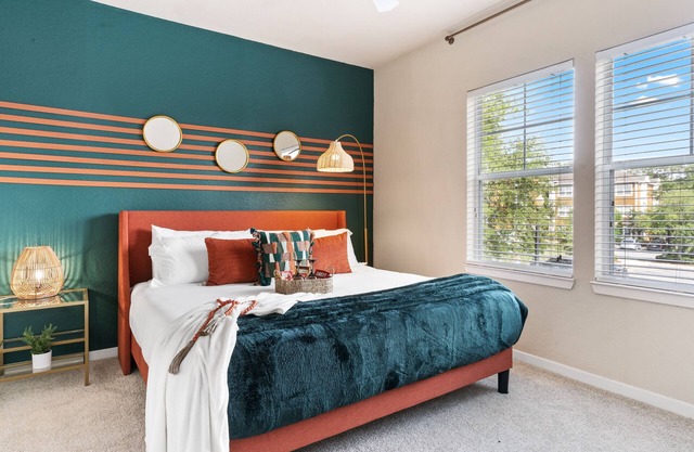 King Bed/Pool +FREE PARKING/Pool/Gym/Fast Wi-Fi