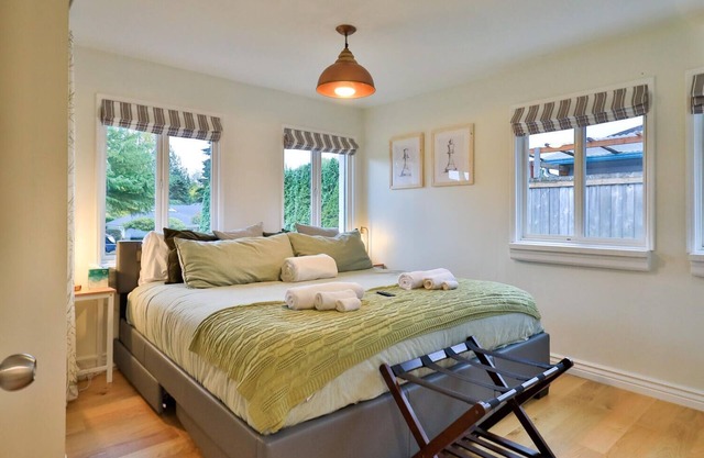 King Bed Private Suite - Seattle North Ballard