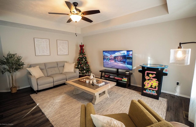 King Bed, Smart TV, Tesla Charger, Garage, Quiet Neighborhood, 15 min Downtown!