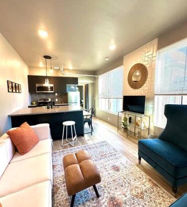 King Bed Suite-Free Parking-Prime Location