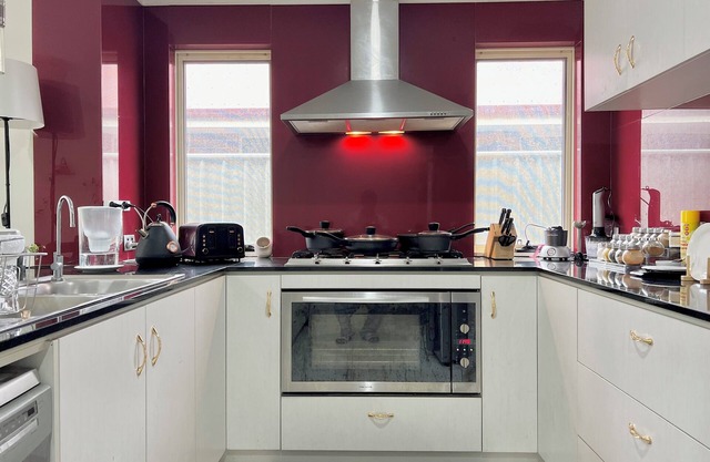 King Bed with Private Ensuite. Close to Airport