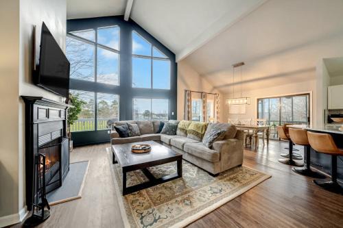 King Beds with Hot Tub Arcade & Golf Course View
