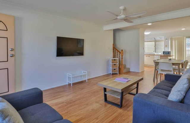 King 🛏, Queen and Twin 3 bed Townhouse with Air-conditioning & 2 Toilets! 🛏
