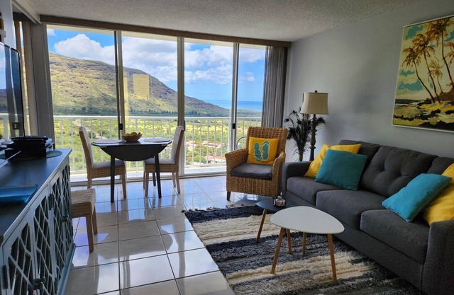 King size Bed, 1BR condo, Makaha Valley, with Mtn and Ocean views
