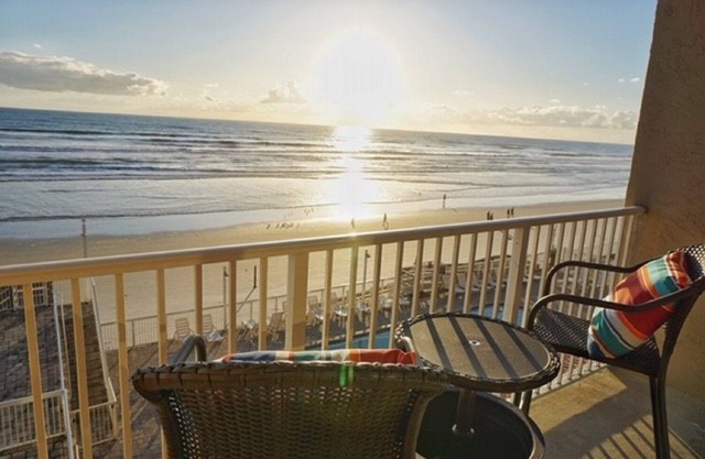 King Size Bed Ocean Front Studio in Daytona Beach!