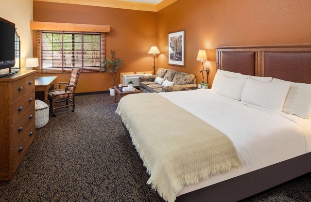 King Studio With Access to Pool, Hot Tub, and Gym